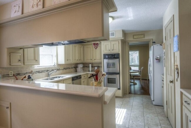 Building Photo - 12439 Piping Rock Dr