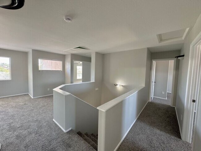 Building Photo - Stunning 4Bedrooms/2.5 Bath Home!