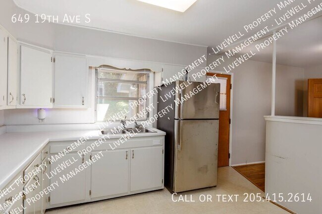Building Photo - 649 19th Ave S