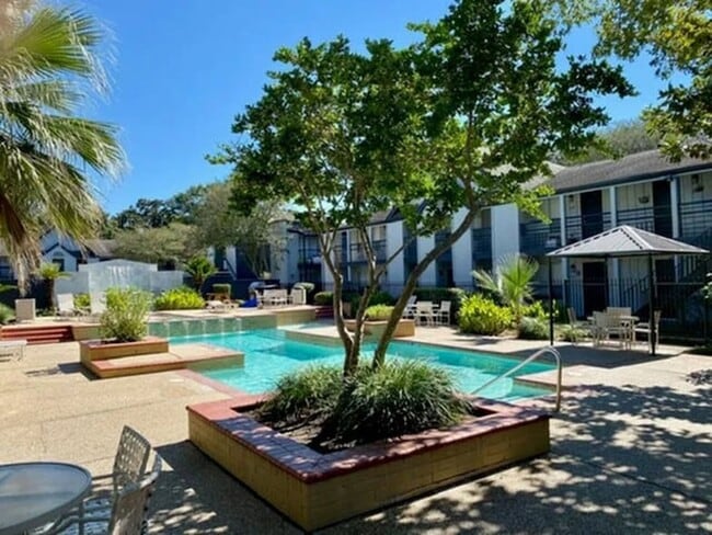 Building Photo - 874 Yorkchester Dr