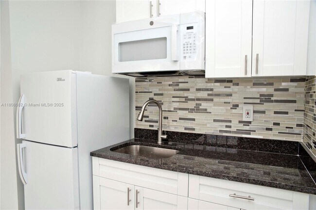 Building Photo - 4105 N Ocean Dr