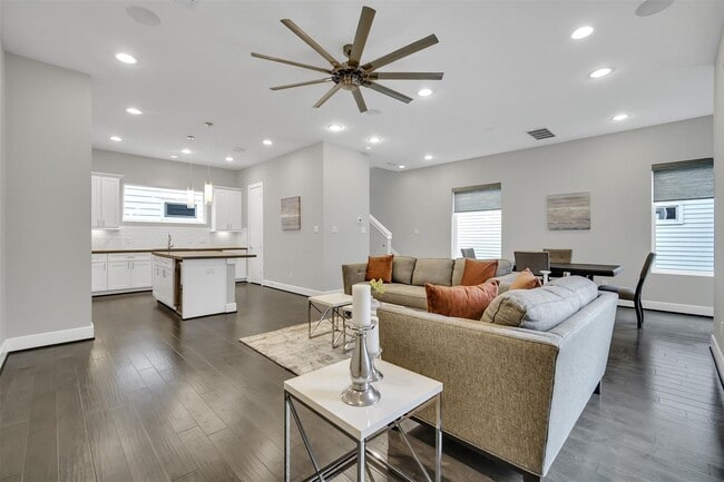 Building Photo - Stunning Like New Townhome Close to Med Center!