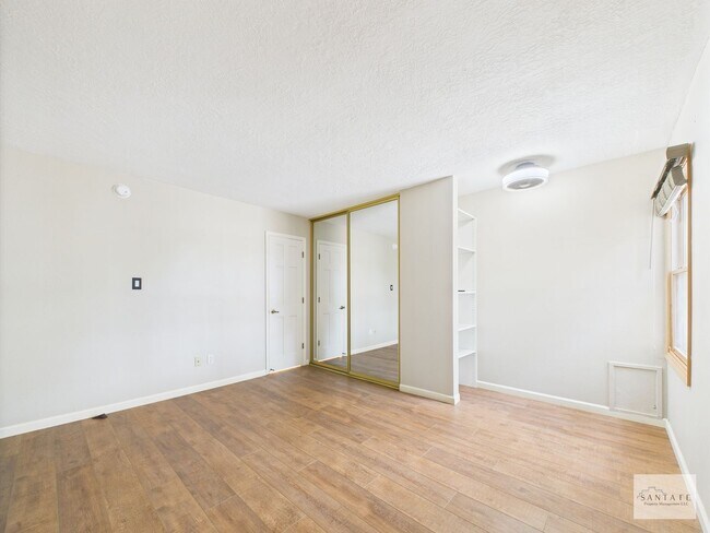 Building Photo - Two Bedroom Single Family Home Available Now!
