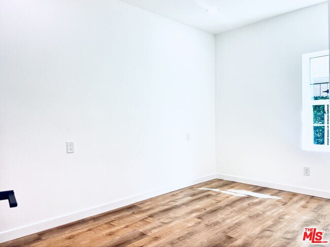 Building Photo - 938 W Glenoaks Blvd