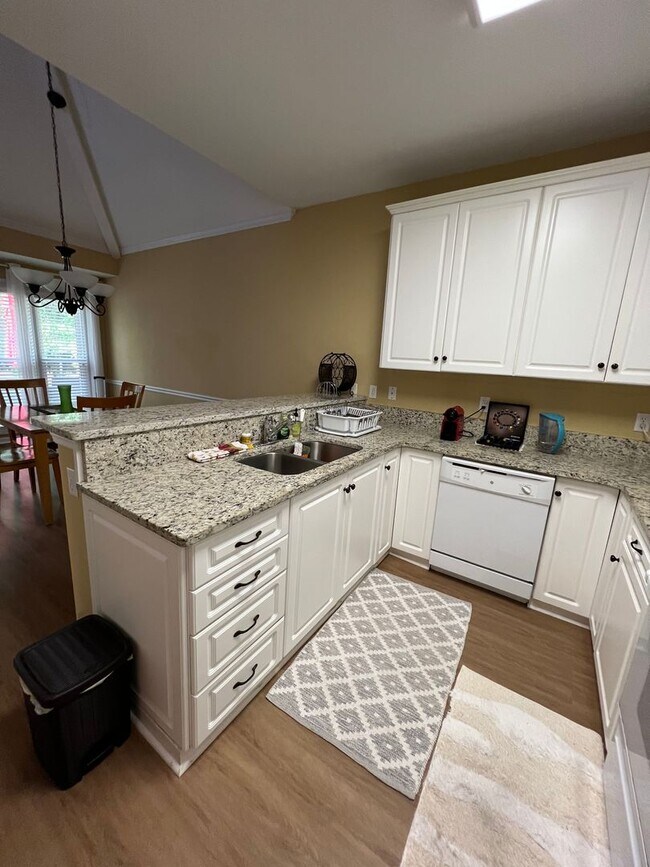 Building Photo - 32 Oak Park Point