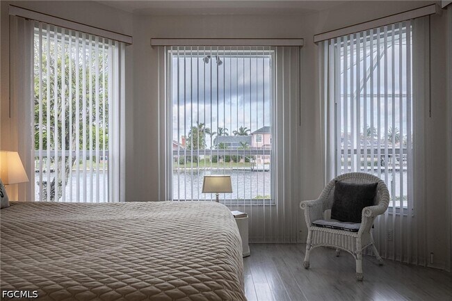 Building Photo - 4412 SW 26th Ave