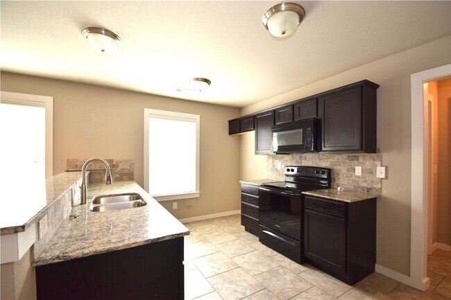 Building Photo - 710 SW Willowpoint Rd