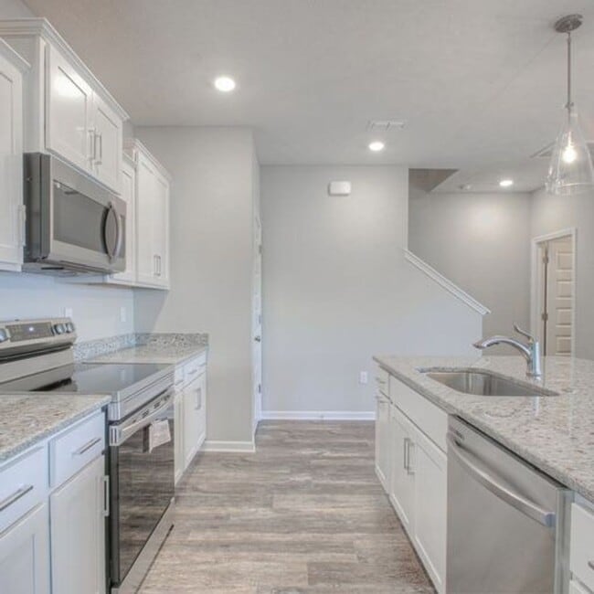 Building Photo - Upgraded, Luxury Townhouse