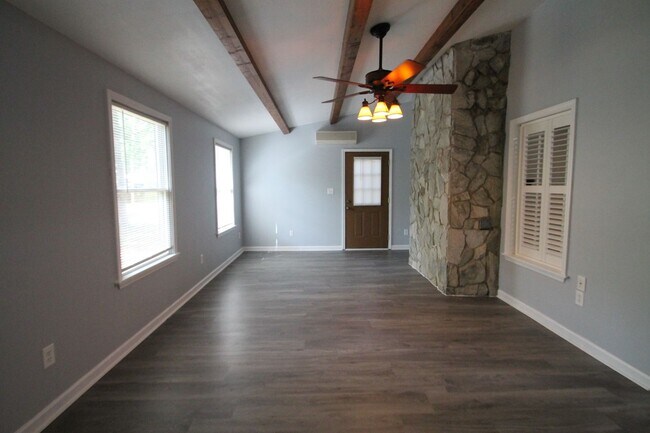 Building Photo - 806 Beech Dr