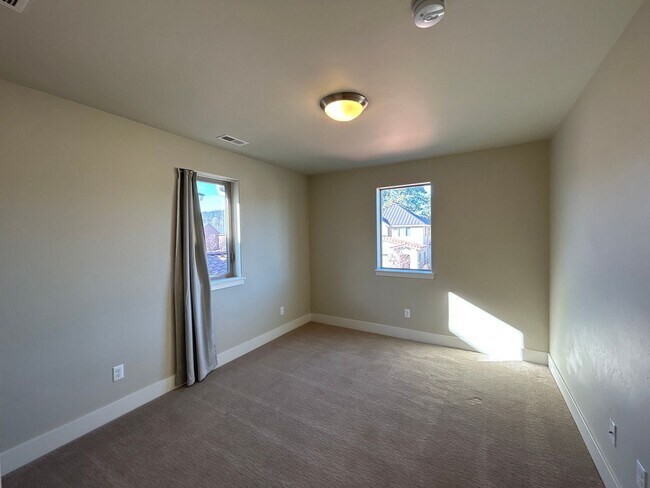 Building Photo - Beautiful 3 Bedroom Home in Tuscany Pines