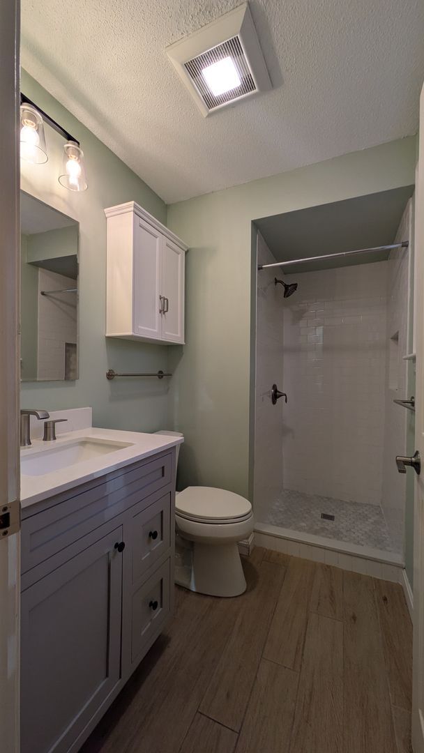 Building Photo - Spacious Three Bedroom Condo (CURRENTLY UNDER CONTRACT)