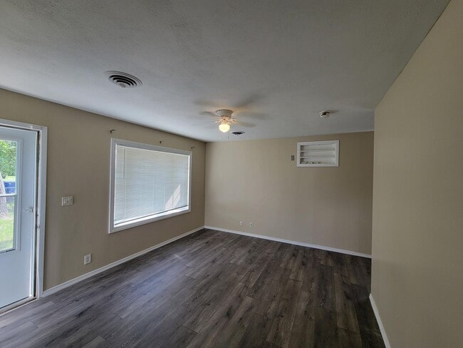 Building Photo - 3-bedroom house available now
