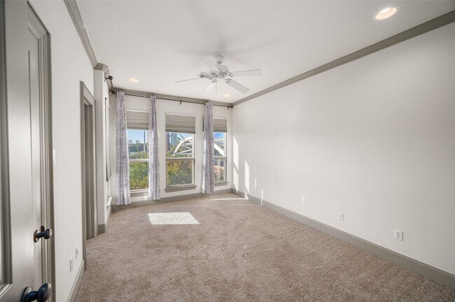 Building Photo - 1655 Castle Ct