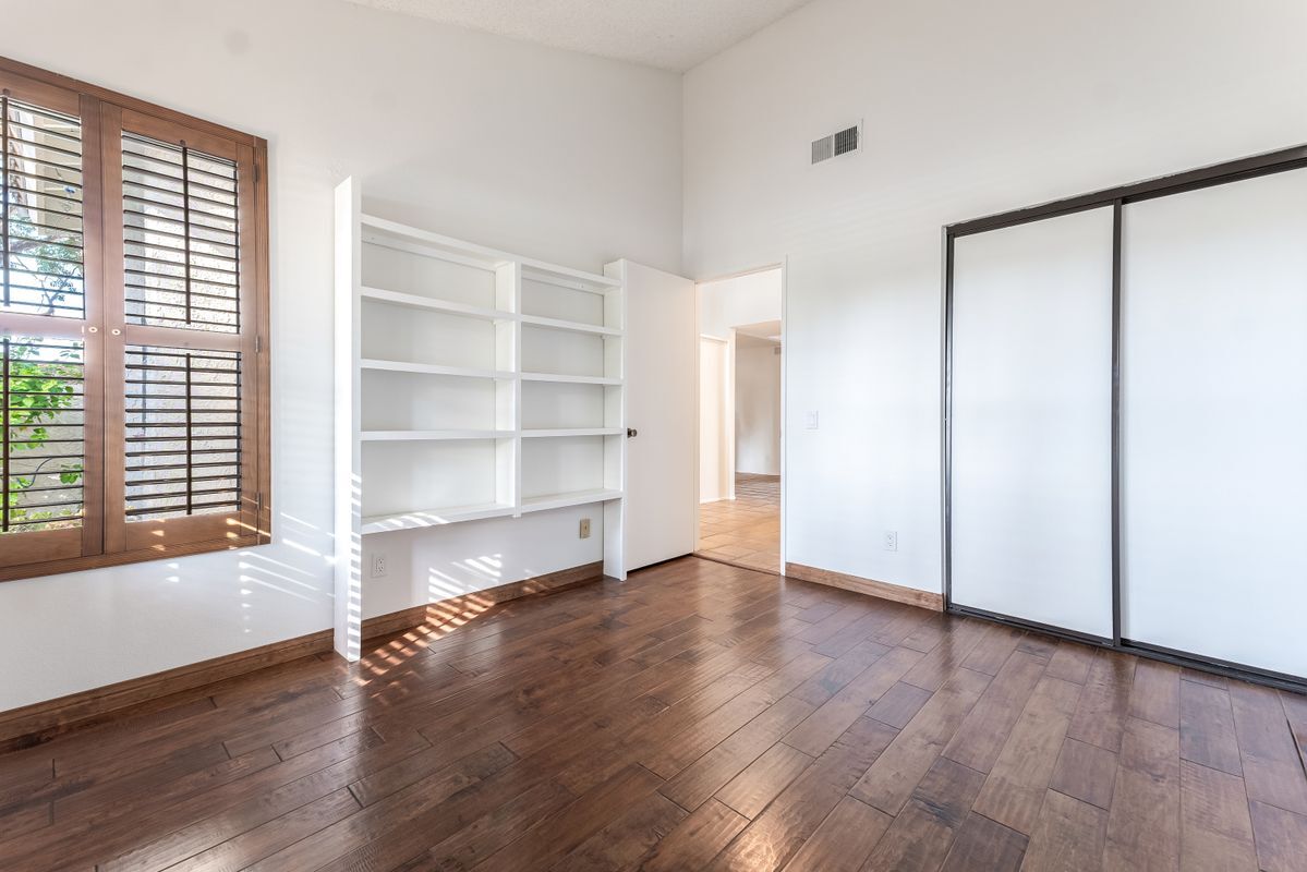 Building Photo - 1964 Olivewood Ct