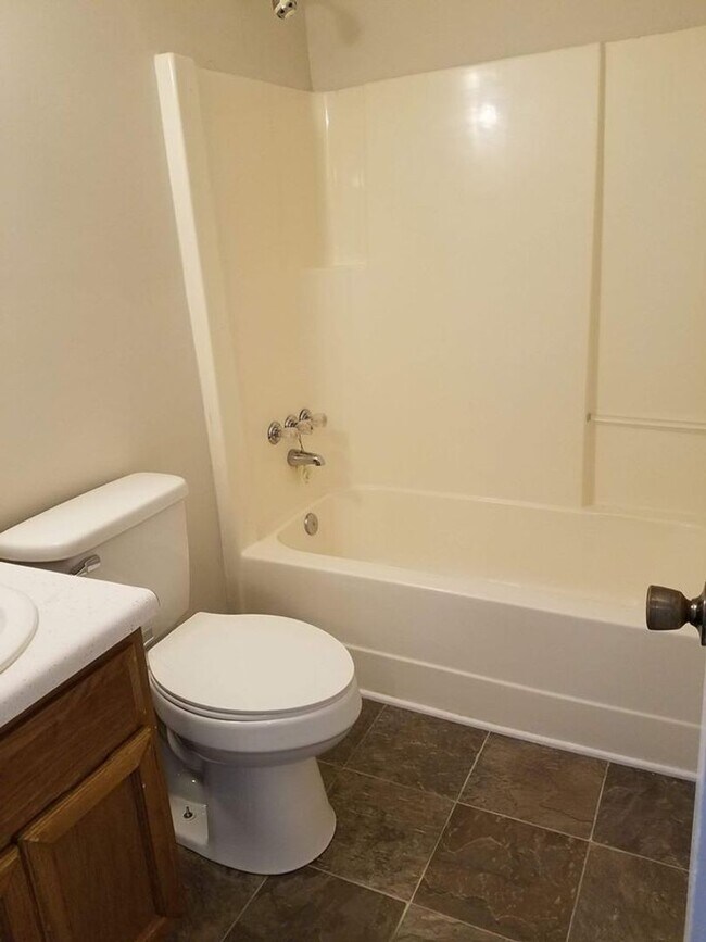 Building Photo - 3 Bedroom Pet Friendly Home For Rent!