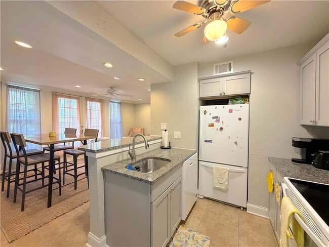 Building Photo - UPDATED 2BR/2BA WEST PLAZA CONDO