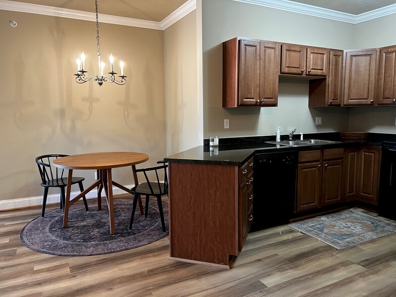 Building Photo - 1331 Suncrest Vlg