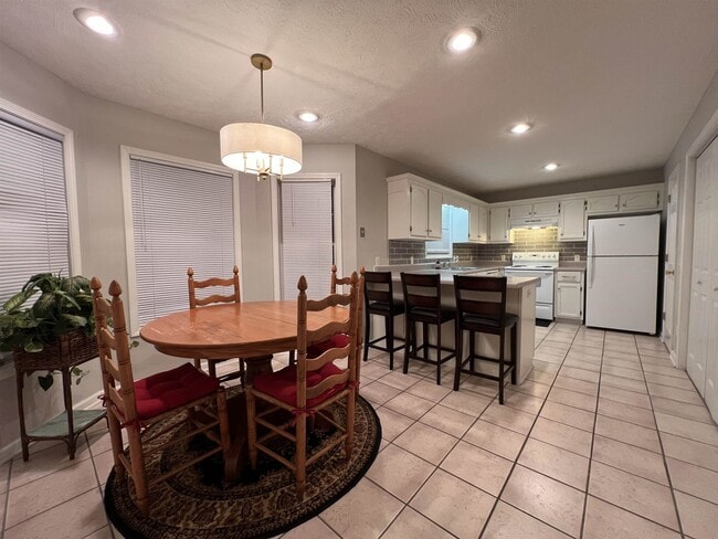 Building Photo - 671 Jenny St