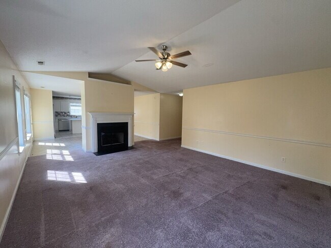 Building Photo - Wonderful 3 Bedroom Home-437 Boysenberry