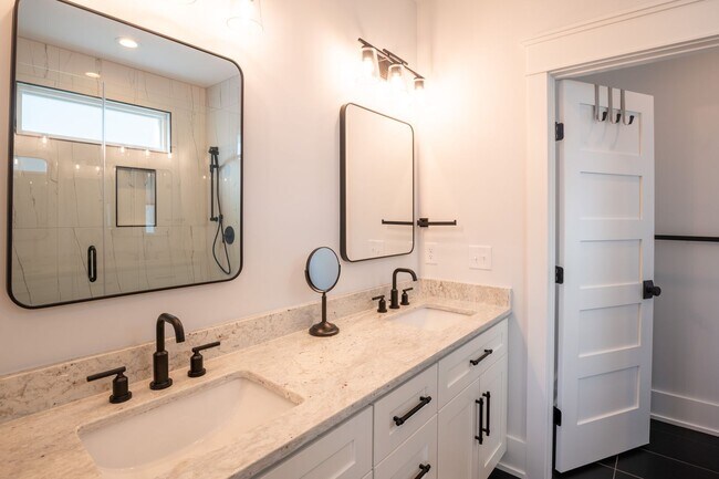 Building Photo - OFF-SEASON FURNISHED BEACH HOUSE AVAILABLE FOR MONTHLY RENTAL