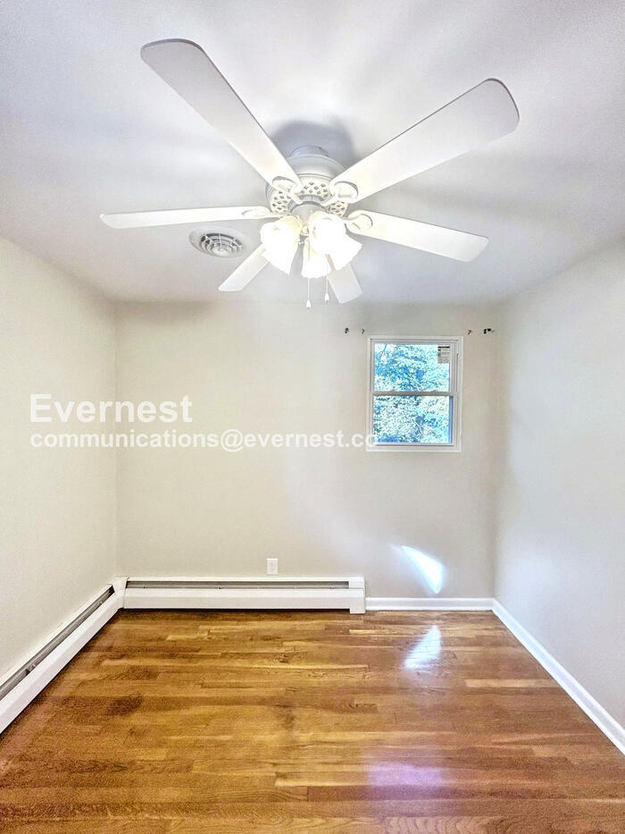 Building Photo - 2116 Oakwood Ln