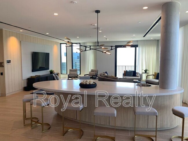 Building Photo - 987 Queen St