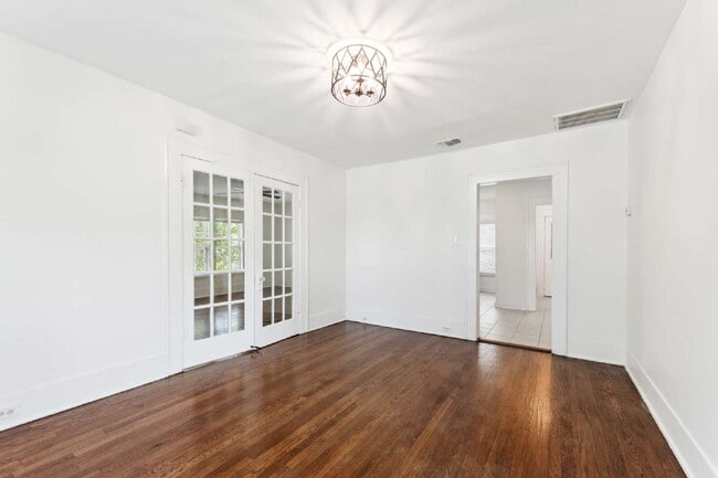 Building Photo - Tastefully updated duplex in the heart of ...
