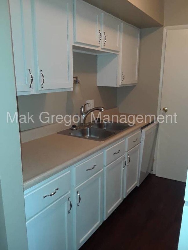 Building Photo - 2 BDRM Apt, New Flooring, Appliances, C/A.