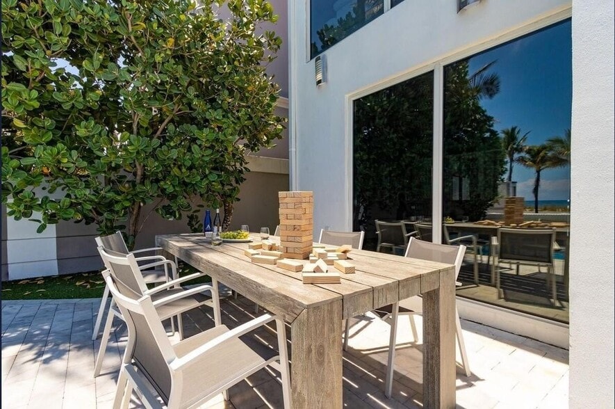 Building Photo - 3350 NE 14th Ct