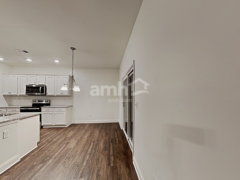 Building Photo - 5285 Valley Dr