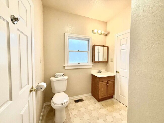 Building Photo - Charming 3-Bedroom Home with Yard – Conven...