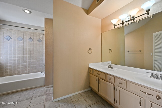 Building Photo - 1022 W Estrella Dr