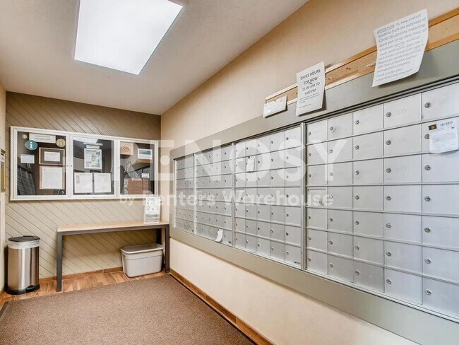 Building Photo - Available Now 2 Bedroom 1 Bath Condo in Fridley