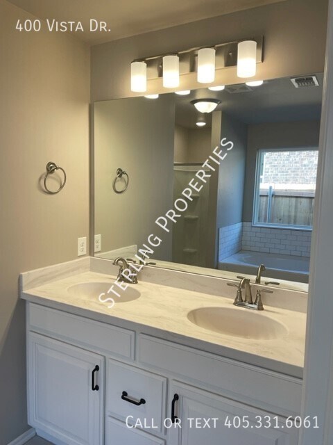 Building Photo - 400 Vista Dr