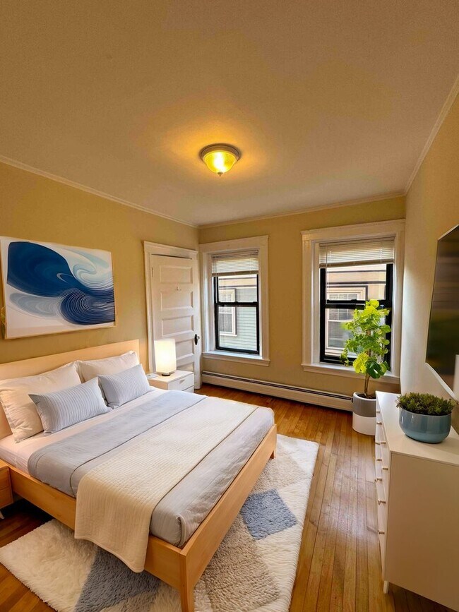 Building Photo - Avl 6/1 - Porter Sq 3.5BR, hot water inc, updated kitchen!