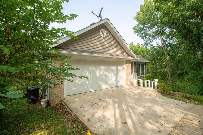 Building Photo - 1420 Bradford Dr