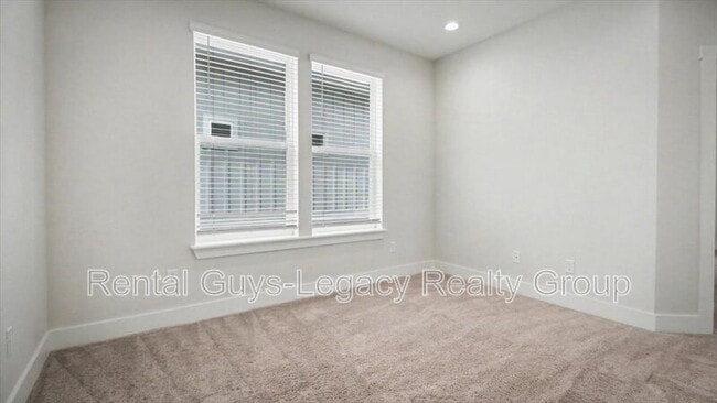 Building Photo - 409 Crestview Dr