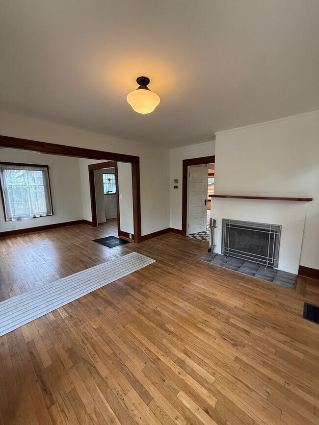 Building Photo - Charming Sellwood Gem in the Heart of SE P...