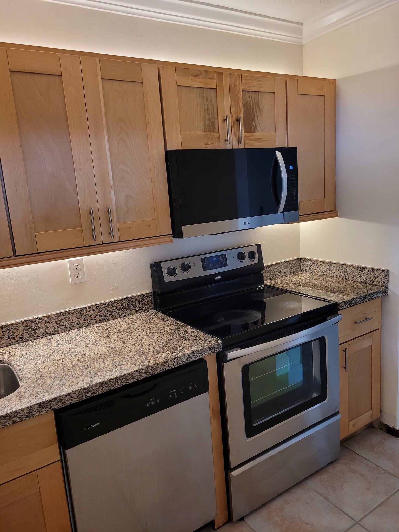 Kitchen - 20400 W Country Club Dr