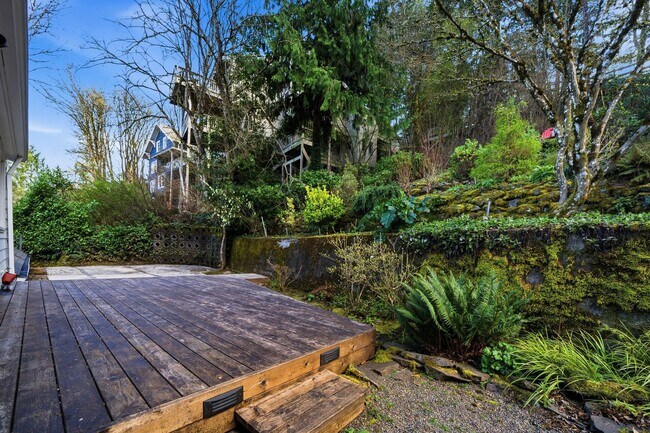 Building Photo - Three bedroom and Two Bathroom home in Portland Heights! Gourmet Kitchen and incredible natural L...
