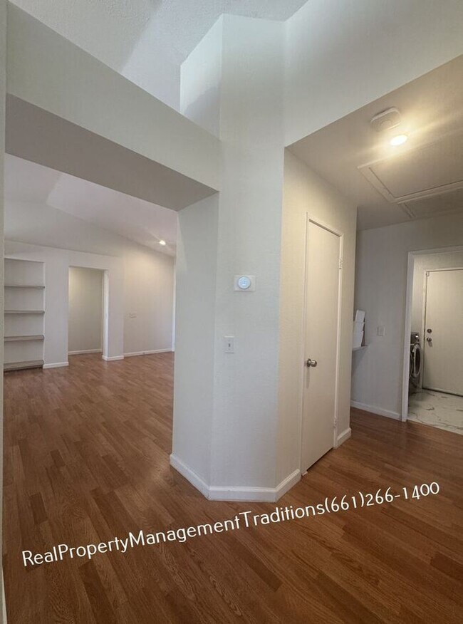 Building Photo - 3Bed+2 Bath Rancho vista Home