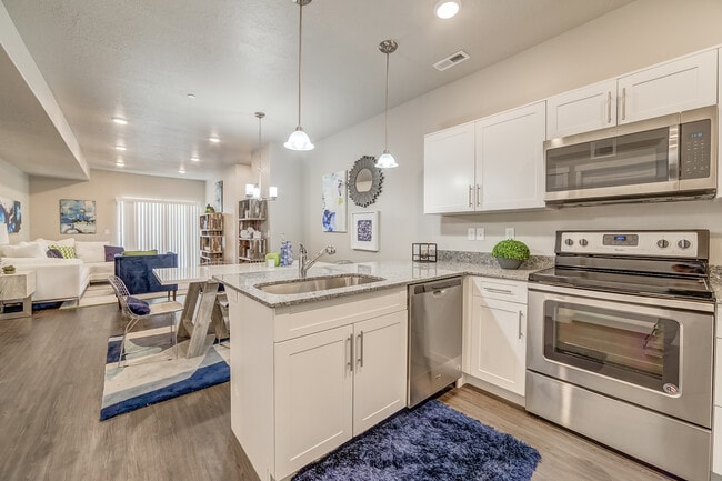 Building Photo - 573 E 210 N