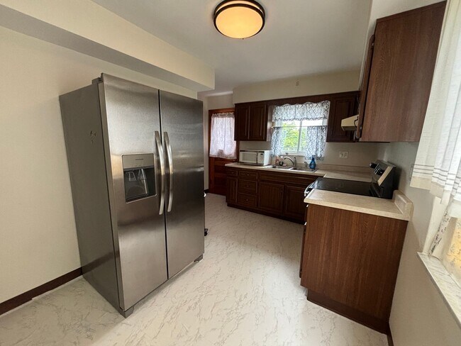 Building Photo - Appealing 3-Bedroom Home in Upper St. Clair - Available in August!