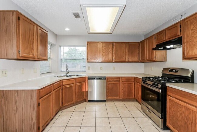 Building Photo - 1602 Clear Valley Dr