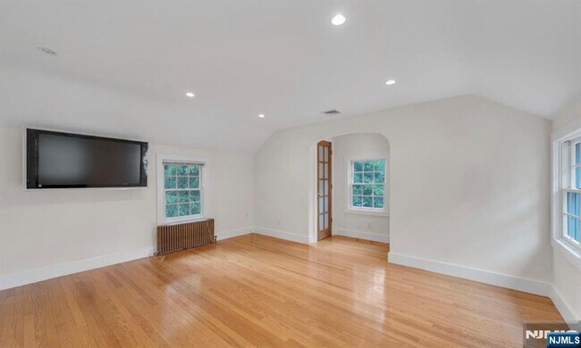 Building Photo - 278 Maple St