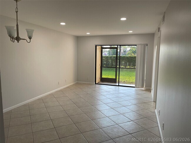 Building Photo - 6549 Somerset Dr
