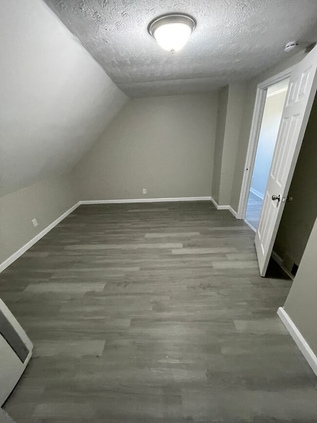 Building Photo - Section 8 & Eden Accepted! Ready to lease ...