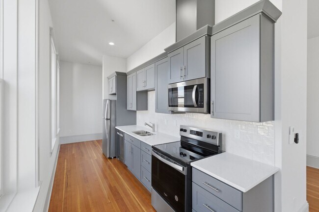 Building Photo - MOVE IN SPECIAL - NEWLY RENOVATED DOWNTOWN SALEM ONE BEDROOM