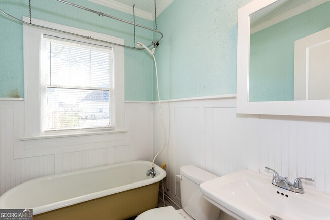 Building Photo - 1786 Center Ave