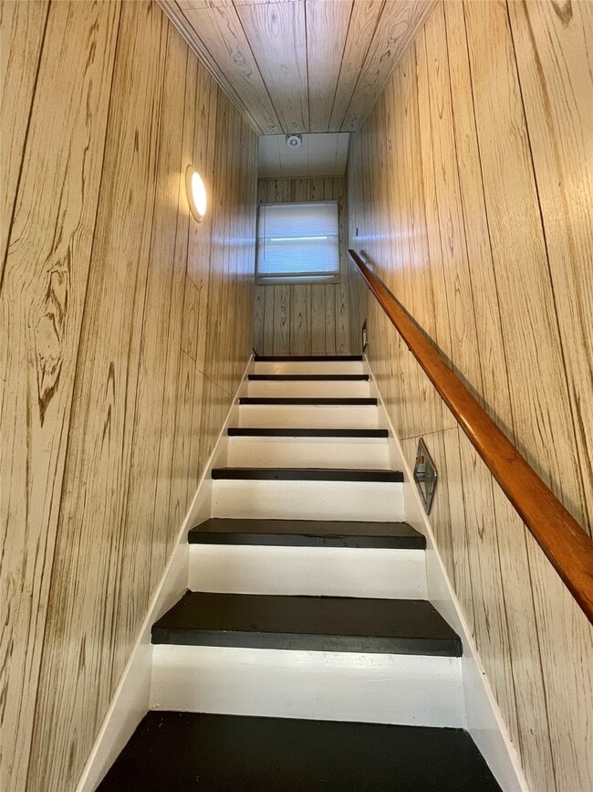 Building Photo - 1112 Southampton Dr